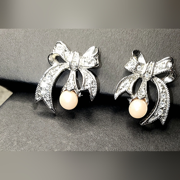 VNTG Lilylin Crystal & Faux Pearl Silvertone Heart & Bows Brooch and Earring set - Picture 5 of 13